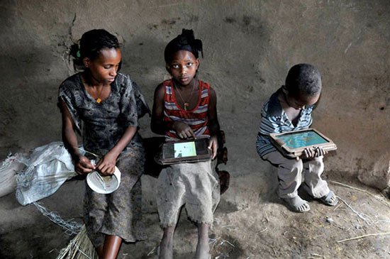Äthiopische Kinder lernen mit Tablet Englisch und hacken das System