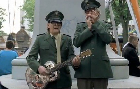 Hai-Alarm am Müggelsee: Trailer und Song von Sven Regener und Leander Haußmann