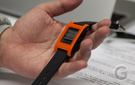 CES 2013: Pebble Smartwatch mit Magnetladekabel kommt im Januar