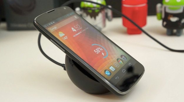 Nexus 4: Kabelloses Ladegerät im Unboxing und Hands-On