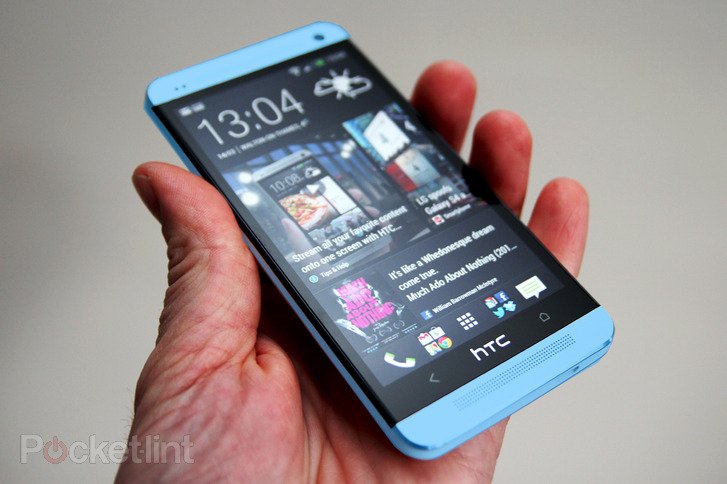 HTC One kommt neben roter auch in blauer Version