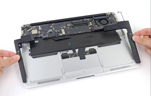 MacBook Air 2013 in Einzelteile zerlegt