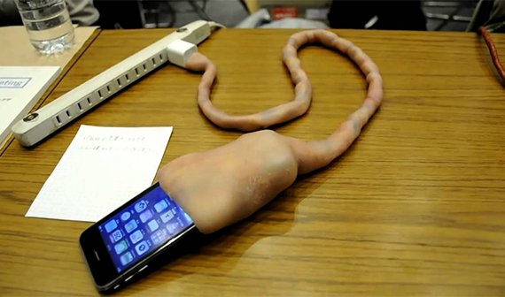 Die 25 skurrilsten iPhone-Hüllen: Vom Elektroschocker bis zur Babyrassel (mit Verlosung)