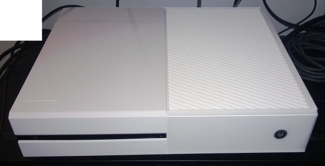 Xbox One: Ganz in weiß mit einem Blumenstrauß