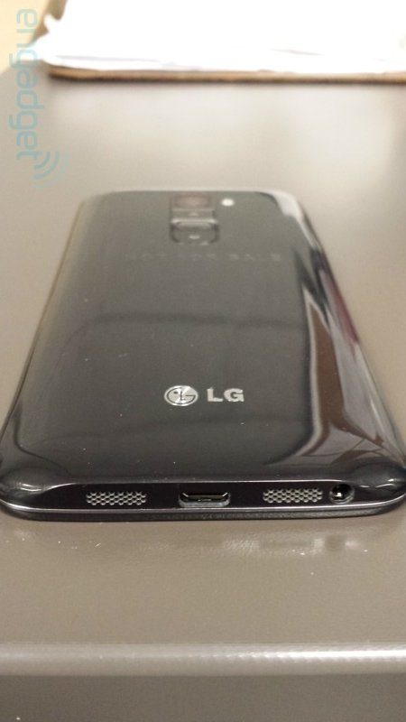 LG G2: Foto zeigt micro SD-Slot und wechselbaren 2.540 mAh-Akku