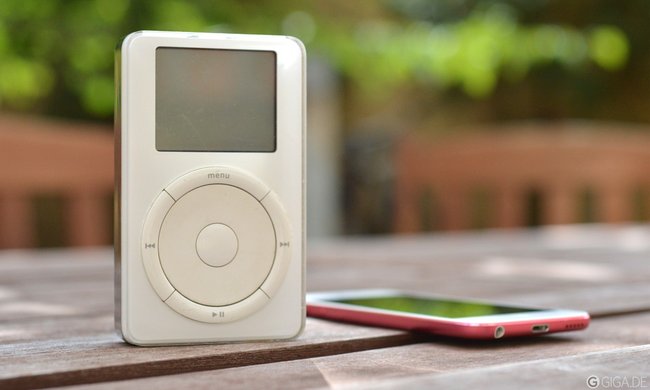 Der iPod von 2001 neben einem iPod touch von 2012.