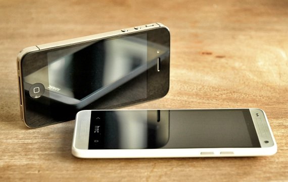 HTC One mini versus iPhone: Zwei Smartphones auf Augenhöhe im Vergleichstest