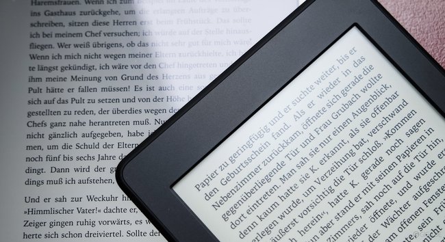 iPad mini 2 (links) und Kindle Paperwhite 2015 (rechts) – wir haben ihn heute in die Redaktion bekommen.