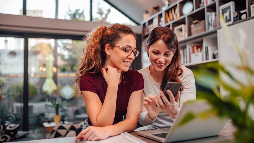 Zwei Frauen am Computer