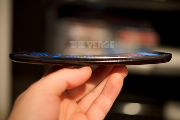 LG G Flex: Smartphone mit gebogenem Display als Gaststar im Fernsehen