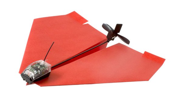 PowerUp 3.0: Wie aus einem einfachen Papierflieger ein ferngesteuertes Spielzeug wird