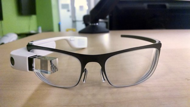Google Glass mit Brille nutzen? So sieht es aus!
