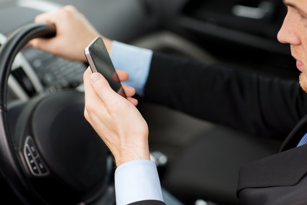 Google & Apple: Konkurrenzkampf im Auto