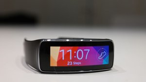 Samsung Gear Fit: Das Fitnessband, das eine Smartwatch sein will