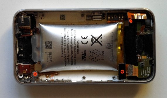 iPhone 3G mit aufgeblähtem Akku (Bild des Tages)