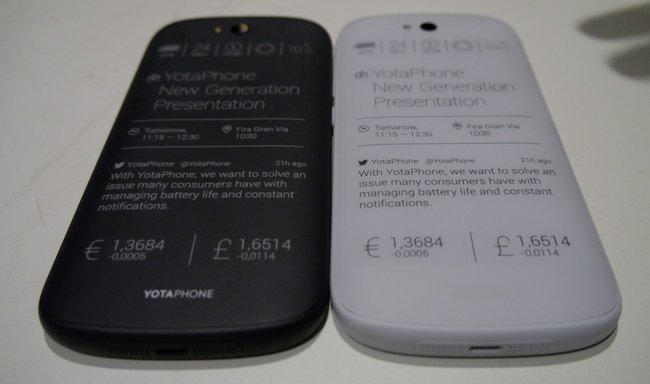 Die Rückseite des schwarzen und weißen YotaPhones 2