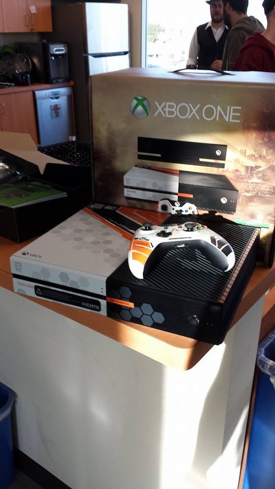 Xbox One Mitarbeiter Von Respawn Erhalten Limited Edition Titanfall Konsole