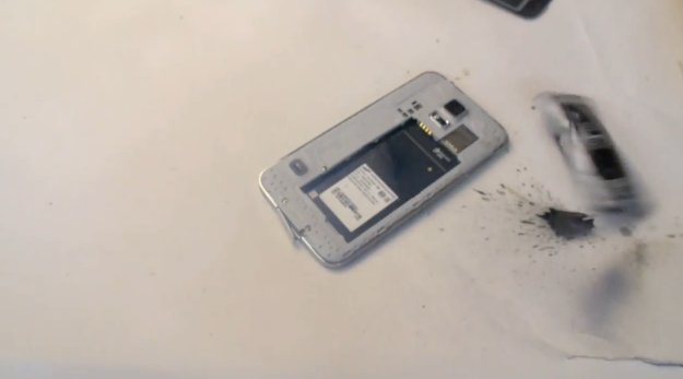 Samsung Galaxy S5 im (dämlichen) Hammer-Test