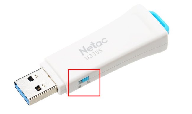 Der USB-Stick hat einen kleinen Schalter, um den Schreibschutz zu entfernen. Bild: Docooler