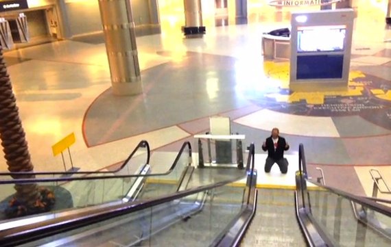Mit dem iPhone nachts allein im Flughafen (Musikvideo des Jahres)