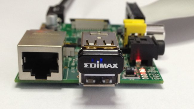 Mit einem USB-Stick von Edimax hat der Raspberry Pi auch WLAN.