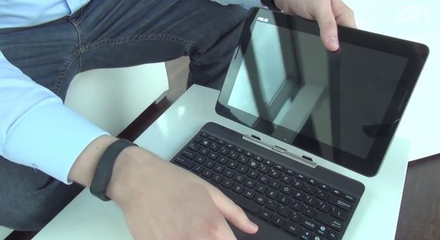ASUS Transformer Pad TF303CL: 10 Zoll-Tablet mit 64 Bit-Chip und Tastatur-Dock im Hands-On-Video