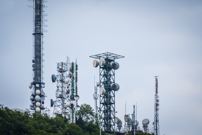 Wenn wir 5G wollen, werden solche Sendemasten und -Antennen sehr viel häufiger auf Häusern vorkommen. Bildquelle: istockphoto - sebastianosecondi