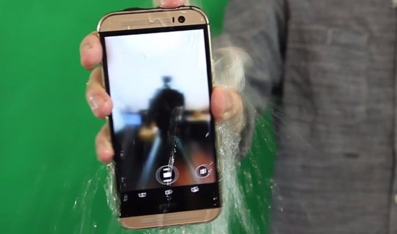 Ice Bucket Challenge: HTC One M8 & Nokia Lumia 930 überstehen Eisdusche