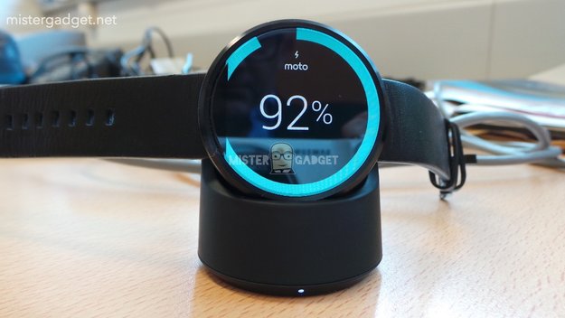 Moto 360: Neue Bilder zeigen drahtlose Ladevorrichtung & Vergleich mit der LG G Watch