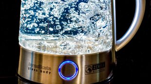 Den Wasserkocher entkalken: Hausmittel oder Chemie?