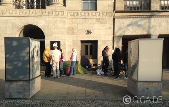 Camper vor dem Apple Store: „Online bestellen ist doch langweilig“
