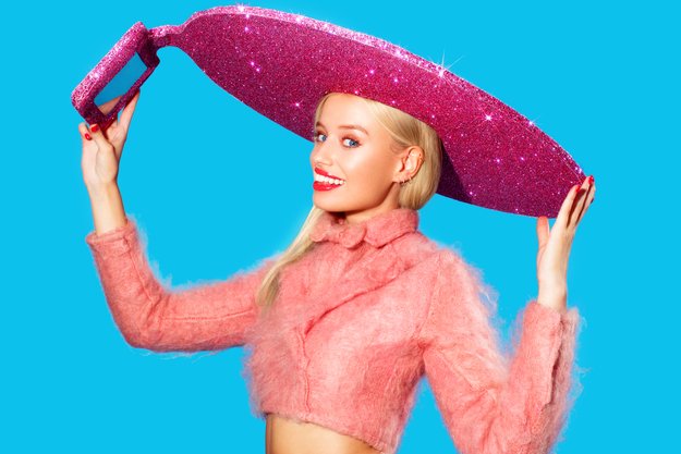 Rosa Plüschsombrero für Tablet-Selfies: Acer stellt bizarrstes Zubehörteil aller Zeiten vor