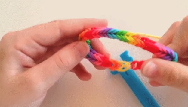 Rainbow Loom: Anleitungen für den Gummi-Spaß