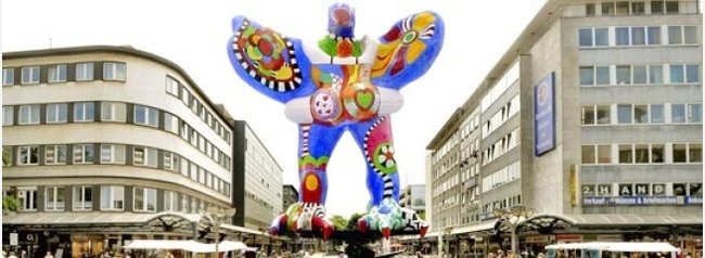 Niki de Saint Phalle: Der Lifesaver-Brunnen in Duisburg - ein Wahrzeichen mit gemischten Gefühlen betrachtet