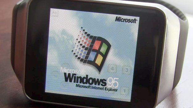 Samsung Gear Live mit Windows 95: 20 Jahre altes OS auf Android Wear-Smartwatch portiert -- Grund unklar