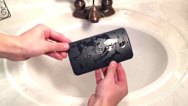 Google Nexus 6 übersteht einstündigen Tauchgang