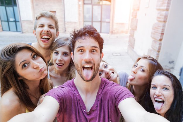 Umfrage: Selfies nerven & werden dennoch vom Großteil geschossen