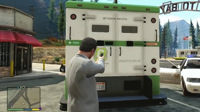 Um den Geldtransporter in GTA 5 zu knacken, müsst ihr nur auf die Türgriffe auf der Rückseite zielen. Aber schaltet vorher die Wachen aus!