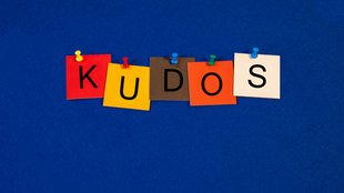 Was heißt „Kudos“ auf Deutsch? Bedeutung, Definition, Übersetzung