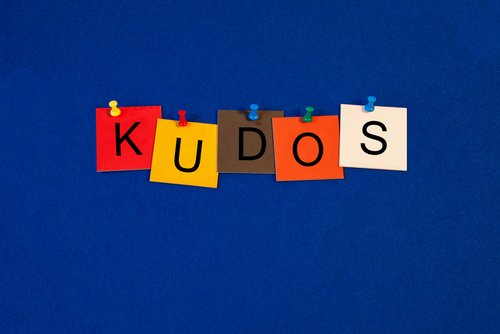 Was heißt „Kudos“ auf Deutsch? Bedeutung, Definition, Übersetzung