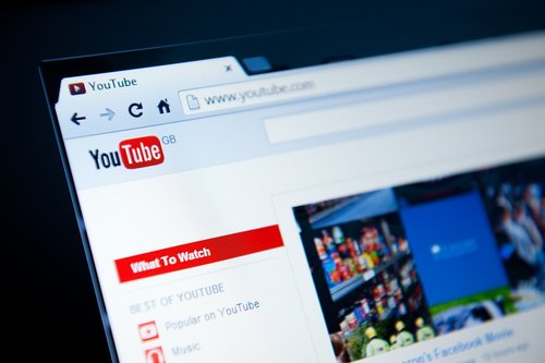 Gillette Abdi rappt und "rasiert euch mit Shampoo": Der neue "Star" am YouTube-Himmel
