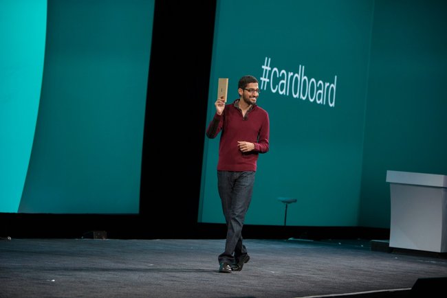 Sundar Pichai stellt auf der Google I/O 2014 Cardboard vor – eine VR-Brille aus Pappe (Quelle: Google)