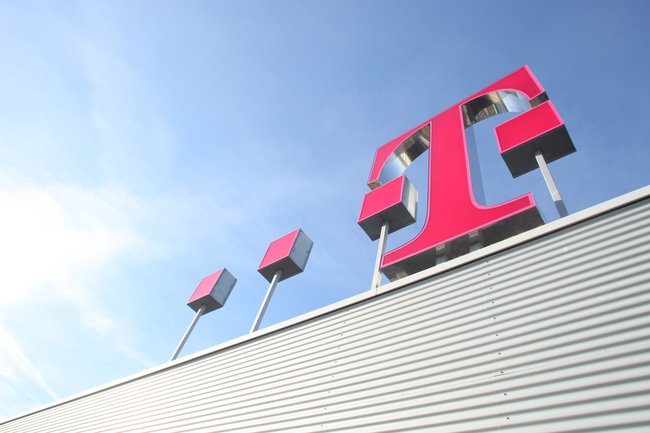 Telekom-Logo-Dach-schraeger-Blickwinkel