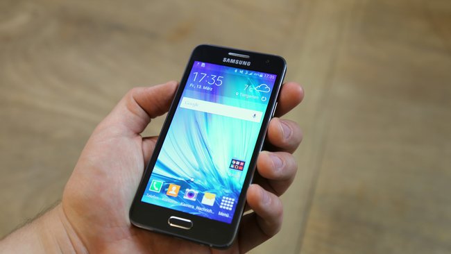 Samsung-Galaxy-A3-03-Hand-gehalten-schraeg-Homescreen