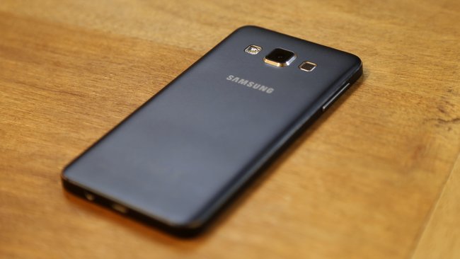 Samsung-Galaxy-A3-28-Rueckseite-schraeg