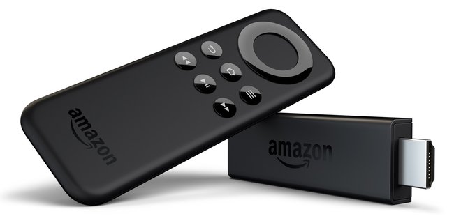 Fire TV Stick mit mitgelieferter Fernbedienung.