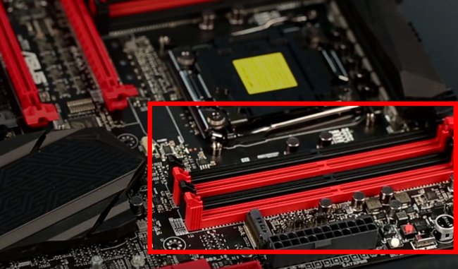 Um Dual-Channel zu nutzen, müssen die beiden RAM-Riegel in die gleichen Farb-Slots gesteckt werden. Also entweder beide in Rot oder beide in Scharz (Bildquelle: HyperX)