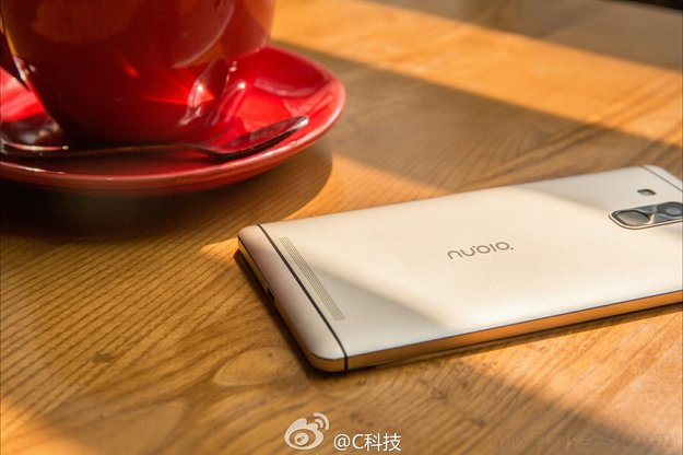 ZTE Nubia Z9: Beinahe rahmenloses Smartphone neben iPhone 6 abgelichtet