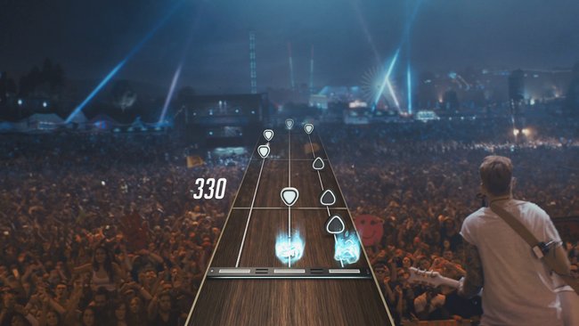 In Guitar Hero Live spielt ihr vor einem echten Publikum