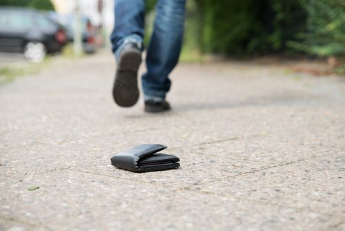 Portemonnaie Verloren Wie Lange Warten Portemonnaie verloren oder geklaut: Was tun, wenn die Geldbörse weg ist?